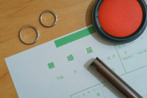 離婚届と結婚指輪