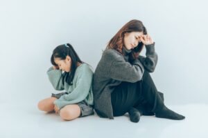 悩む母と女の子