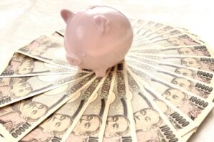 豚の貯金箱とお金